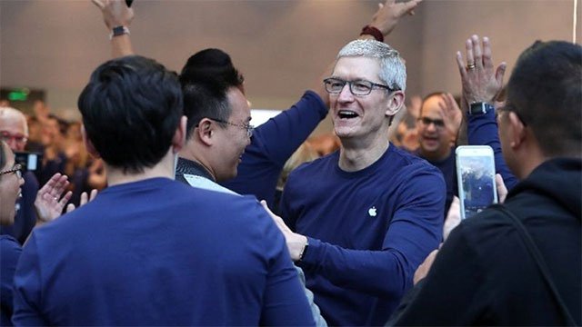 Apple trở thành công ty giá trị 2000 tỷ USD đầu tiên của Mỹ.