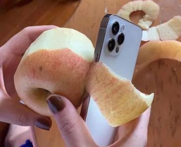 Choáng với video gọt táo bằng iPhone 12
