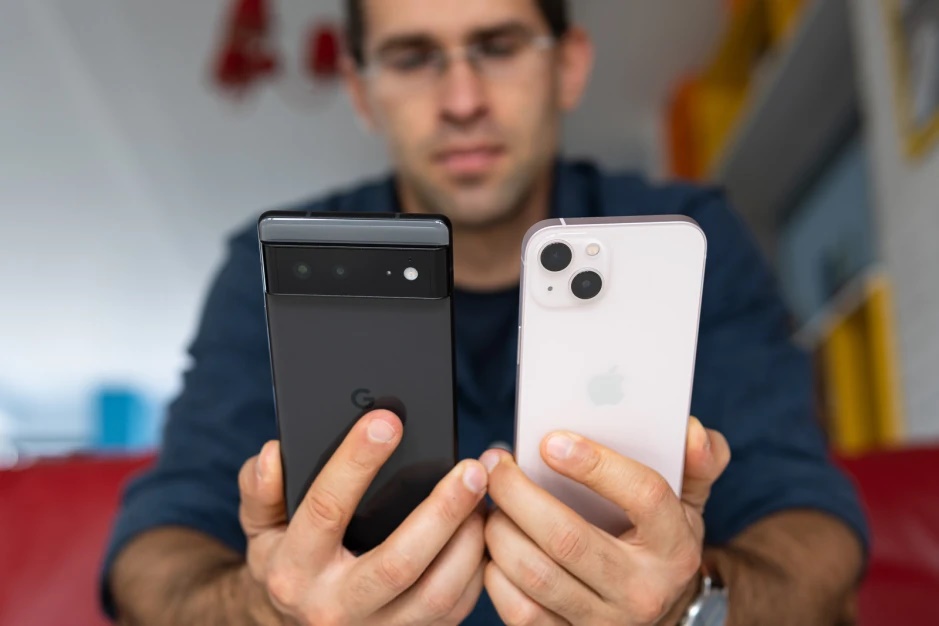 Google Pixel 6 và iPhone 13