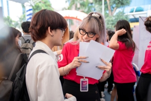 Sinh viên tìm kiếm cơ hội việc làm tại HUTECH Career Day 2023