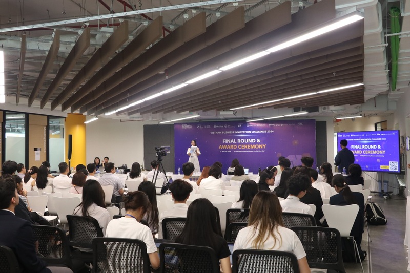 Lễ trao giải Cuộc thi Vietnam Business Innovation Challenge 2024 (VBIC) diễn ra trong không khí hồi hộp và mong đợi của phụ huynh và học sinh tham dự.